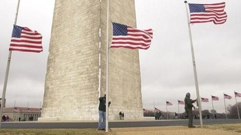 Bendera setengah tiang pun dikibarkan di berbagai tempat. Foto: Getty Images