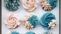 Ia mengkreasikan aneka kue dengan hiasan cream bentuk bunga. Krim yang ia gunakan juga diberi tambahan pewarna supaya lebih menarik. Foto: instagram @bakerp_
