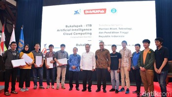 Peresmian itu ditandai dengan penandatanganan kerja sama oleh masing-masing pihak. ITB bersama Bukalapak berkomitmen untuk mendekatkan dunia industri dengan perguruan tinggi terutama dalam pengembangan inovasi ke depan. Foto: Satria Nandha
