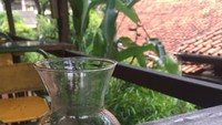  Wah, kayaknya kali ini ia menyeduh kopinya sendiri. Bertakwa kepada kopi... Selamat sore, tulisnya. Foto: Twitter Rocky Gerung