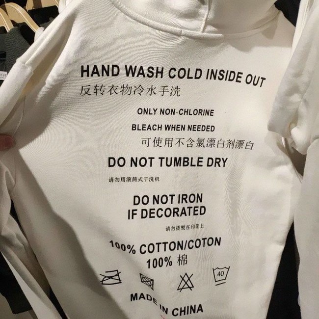 Seharusnya petunjuk mencuci baju tersebut ditaruh di label bukan di depan kaus. Foto: Instagram @nowhybecausechina