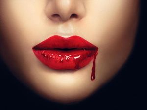 Hii..! Pasangan Vampire Ini Punya Hobi Minum Darah Manusia