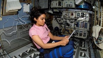 Astronot Kalpana Chawla terlihat sedang membaca buku prosedur. Foto: Getty Images