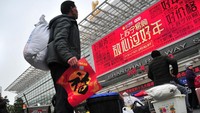 Suasana tak jauh berbeda juga nampak di Stasiun Kereta Api Shanghai. Warga mengantre untuk menaiki kereta agar dapat mudik untuk merayakan Imlek. Stringer via Reuters.