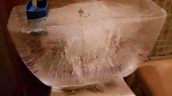 Air di kloset membeku dan merusak lapisan luar. Foto: boredpanda