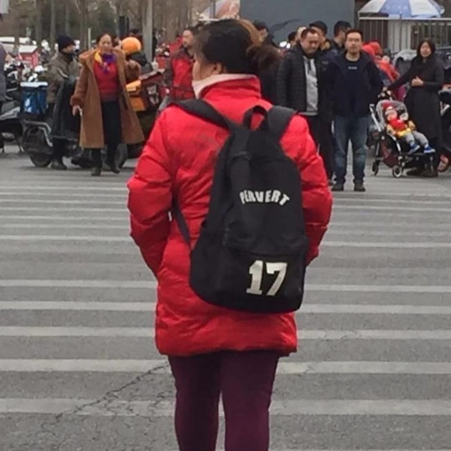 Mungkin wanita ini menyangka pervert adalah nama brand atau sesuatu yang keren. Padahal kata tersebut artinya cabul. Foto: Instagram @nowhybecausechina