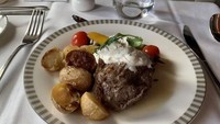 Uniknya pemilik akun akan mengajak followers memberi nilai 1-10 pada foto makanan yang diunggah. Maskapai Singapore Airlines tujuan bandara John F. Kennedy ini, misalnya, mendapat banyak nilai 9 karena sajikan steak dan kentang panggang. Foto: airplanefoodselfie