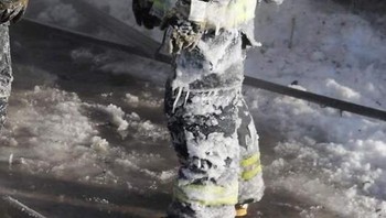 Pemadam kebakaran yang tertutup es. Foto: boredpanda