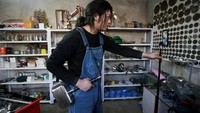 Geng menunjukkan benda hasil ciptaannya yaitu sebuah tas berbentuk palu seperti di film Thor.