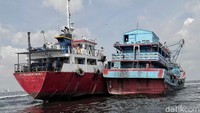 Dua kapal yang berhasil diamankan Bakamla berjenis motor tanker (MT) dan kapal ikan.