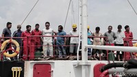 Kapal tanker itu dinakhodai oleh WNI, SF, dan diawaki oleh 10 anak buah kapal (ABK). Kapal diketahui berlayar dari Maruna Kamis (31/1/2019) pukul 12.00 WIB menuju Muara Baru dengan membawa 70 ton BBM.