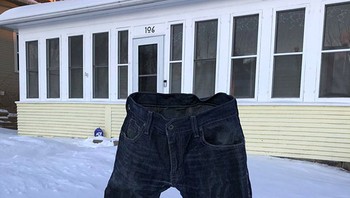 Celana jeans beku di depan sebuah rumah di Minnesota. Foto: boredpanda