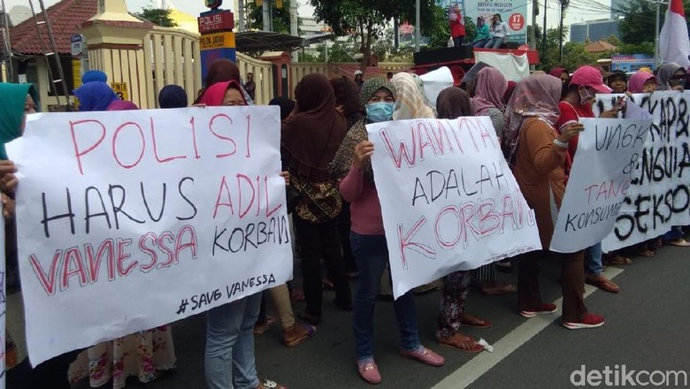 Emak-emak Demo Polda Jatim, Beri Dukungan untuk Vanessa Angel Emak-emak Demo Polda Jatim, Beri Dukungan untuk Vanessa Angel