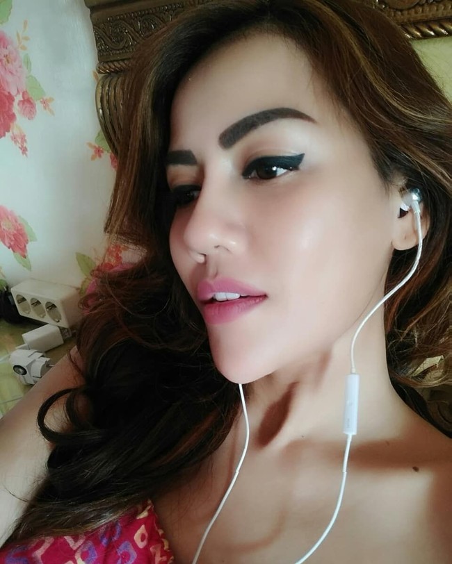 Penyanyi dangdut itu kini punya wajah yang cukup berbeda dari sembilan tahun lalu sebelum operasi plastik. Inilah wajah baru Nita dengan pipi yang lebih tirus, dagu lancip dan hidung mancung. Foto: Instagram (@nitatalia.real)