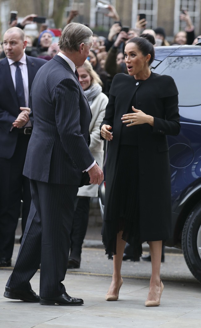 Adalah George Northwood, hairdresser andalan Meghan yang berada di balik gaya rambut tersebut. George juga yang menata rambut sang Duchess of Sussex untuk malam resepsi pernikahannya. Ia pun ikut bersama Meghan saat tur ke Australia dan Selandia Baru pada Oktober tahun lalu.  Foto: Dok. Getty Images