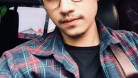Lewat Instagramnya, Zikri membagikan banyak momen seru saat kulineran. Pria murah senyum ini selalu tampak kece saat Makan. Foto: Instagram @zikridaulay1