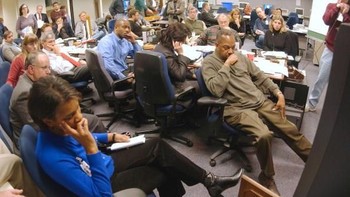 Kru NASA tampak bersedih mendengar berita tragis meledaknya Columbia. Columbia menembus atmosfer dan menghadapi temperatur 3.000 derajat, sebuah hal normal bagi obyek yang kembali ke Bumi sehingga ada perlindungan panas. Akan tetapi lubang di sayap Columbia membuat perlindungan pesawat tak maksimal. Akhirnya, sayap pesawat itu terbakar dan Columbia tidak lagi dapat dikendalikan. Foto: Getty Images