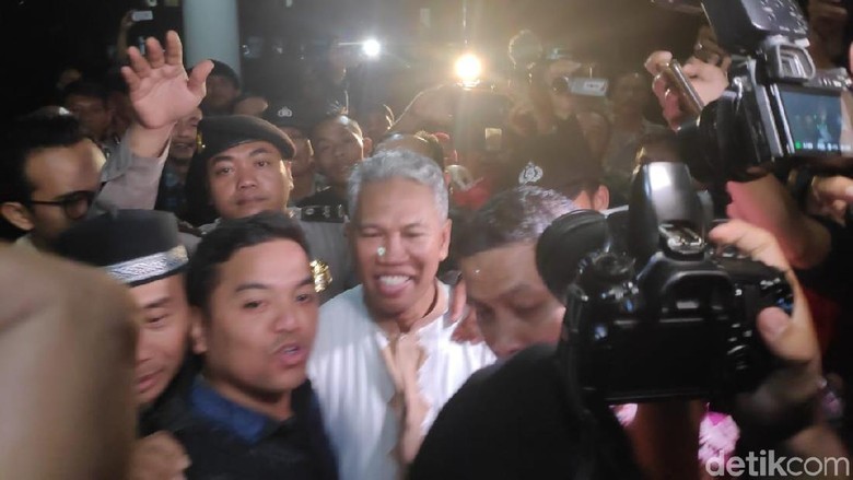 Tiba di Kejari Depok, Buni Yani Tebar Senyuman Tiba di Kejari Depok, Buni Yani Tebar Senyuman