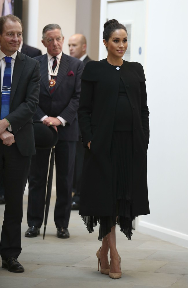 Biasa tampil dengan gaya rambut khasnya yang berantakan atau messy-look, Meghan kali ini bersolek dengan rambut model top-knot yang chic dan rapi. Foto: Dok. Getty Images