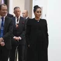Biasa tampil dengan gaya rambut khasnya yang berantakan atau messy-look, Meghan kali ini bersolek dengan rambut model top-knot yang chic dan rapi. Foto: Dok. Getty Images