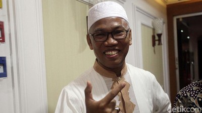 Curhat ke Pimpinan DPR, Buni Yani Pose Dua Jari
