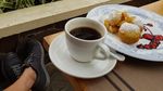 Begini Cara Rocky Gerung Nikmati Secangkir Kopi dan Pemandangan Asri