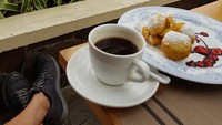 Tuh kan, lagi-lagi ngopi. Tepat di awal November tahun lalu, ia menikmati santai sore di Cisarua sambil menyeruput kopi dan camilan manis bertabur gula halus. Foto: Twitter Rocky Gerung