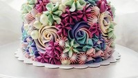 Melihat kue buatan Pretz ini seperti melihat kebuh penuh bunga bermekaran. Lihat saja paduan bentuk bunga dan warna-warni cantik pada cake ini. Foto: instagram @bakerp_