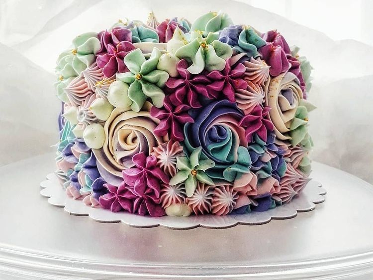 Baker Ini Buat Cake Berhias Floral Butter Cream yang Cantik