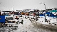 Cukup sulit menuju ke sana, bisa terbang dari Islandia ke Constable Point, kota terbesar di Greenland bagian timur dan kemudian naik helikopter ke Ittoqqortoormiit. Kalau naik kapal, awas lautnya membeku selama 3 bulan dalam setahun (iStock)