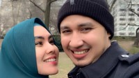 Udara dingin tidak jadi penghalang bagi keduanya untuk liburan. Malah membuat suasana makin mesra (kartikaputriworld/Instagram)