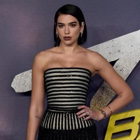 Dua Lipa tampil memikat dibalut gaun strapless Armani Prive, dari koleksi Autumn/Winter 2018 yang hadir dengan rok transparan. Foto: Dok. Getty Images