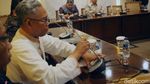 Curhat ke Pimpinan DPR, Buni Yani Pose Dua Jari