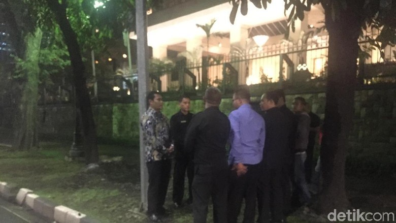 Sekuriti Doa Bersama di Lokasi Pegawai Kemenkeu Tewas Tertabrak TransJ Sekuriti Doa Bersama di Lokasi Pegawai Kemenkeu Tewas Tertabrak TransJ