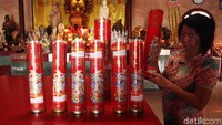 Lilin berukuran besar juga sudah disiapkan di vihara yang terletak di Tangerang Selatan tersebut.