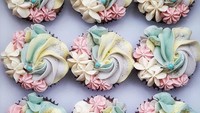 Cupcakes dengan warna pastel ini pasti menarik para wanita. Pretz dikenal ahli memadukan beberapa warna krim menjadi satu bentuk hiasan gradasi. Foto: instagram @bakerp_