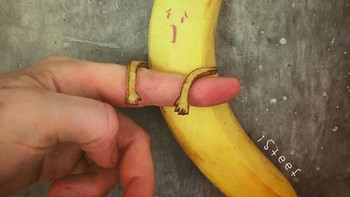 Saya cukup kagum bagaimana kulit pisang ternyata menarik untuk menggambar. Setelah itu saya mencoba untuk datang dengan ide-ide baru. Saya juga terus mendorong diri saya untuk mengambar di atas kulit pisang, lanjutnya. (Foto: instagram/Stephan Brusche)