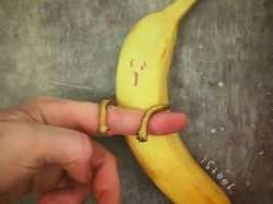 Seniman Sulap Kulit Pisang Jadi Karya Seni Keren