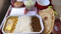 Bisa tebak ini makanan di maskapai mana? Yap! Air India sediakan nasi kari plus flatbread untuk penumpangnya. Foto: airplanefoodselfie
