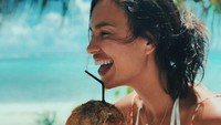 Senyum Irina kelihatan sumringah banget saat hendak minum es kelapa. Slurpp! Foto: Instagram irinashayk