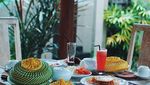 Gantengnya Zikri Daulay saat Ngemil Keripik dan Sarapan di Kolam Renang