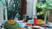 Wah kalau ini sih sarapannya super komplit. Ada sepiring nasi goreng, kentang goreng, jus buah, kopi serta air putih. Banyak juga ya makannya. Foto: Instagram @zikridaulay1