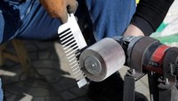 Geng bercerita bahwa setiap hari ia selalu memikirkan benda apa lagi yang akan ia buat selanjutnya. Hal itu membuatnya selalu sibuk bekerja di sebuah ruang kecil yang menjadi tempat kerjanya.
