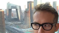 Dalam caption Instagramnya saat berada di Beijing, Ryan Reynolds menulis candaannya tentang Underpant Building. (vancityreynolds/Instagram)