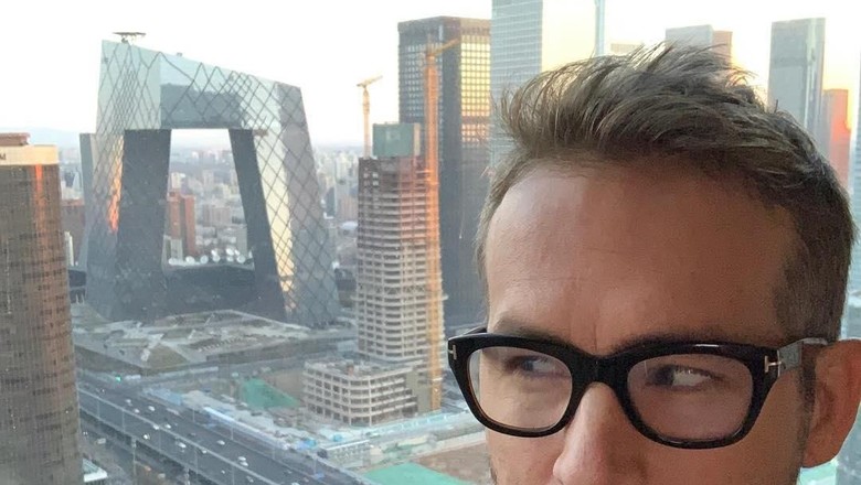 Ryan Reynold dengan latar Gedung CCTV Beijing (vancityreynolds/Instagram) Ryan Reynold dengan latar Gedung CCTV Beijing (vancityreynolds/Instagram)