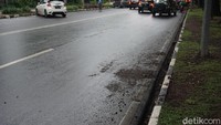 Foto: Lokasi Widhi tertabrak tepat di bawah tiang lampu penerangan jalan. Tak ada garis polisi yang terpasang. (Ibnu Hariyanto/detikcom)