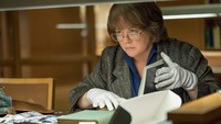 Melissa McCarthy berhasil masuk dalam nominasi tersebut setelah penampilan apiknya sebagai penulis bernama Lee Israel di Can You Ever Forgive Me?. Dok. Twentieth Century Fox