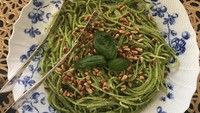 Di keterangan foto Irina bilang kalau ini adalah pasta favoritnya. Kelihatan sehat ya dengan warna hijau dan taburan bijian. Foto: Instagram irinashayk