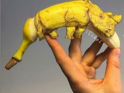 Seniman Sulap Kulit Pisang Jadi Karya Seni Keren