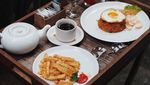 Gantengnya Zikri Daulay saat Ngemil Keripik dan Sarapan di Kolam Renang